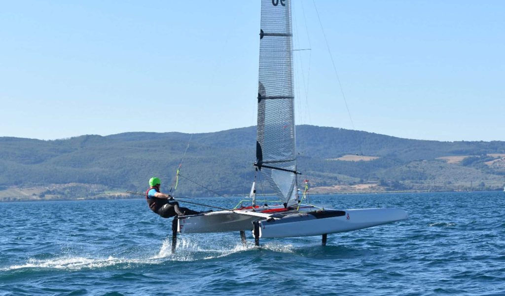 catamarano classe a sul lago di bracciano
